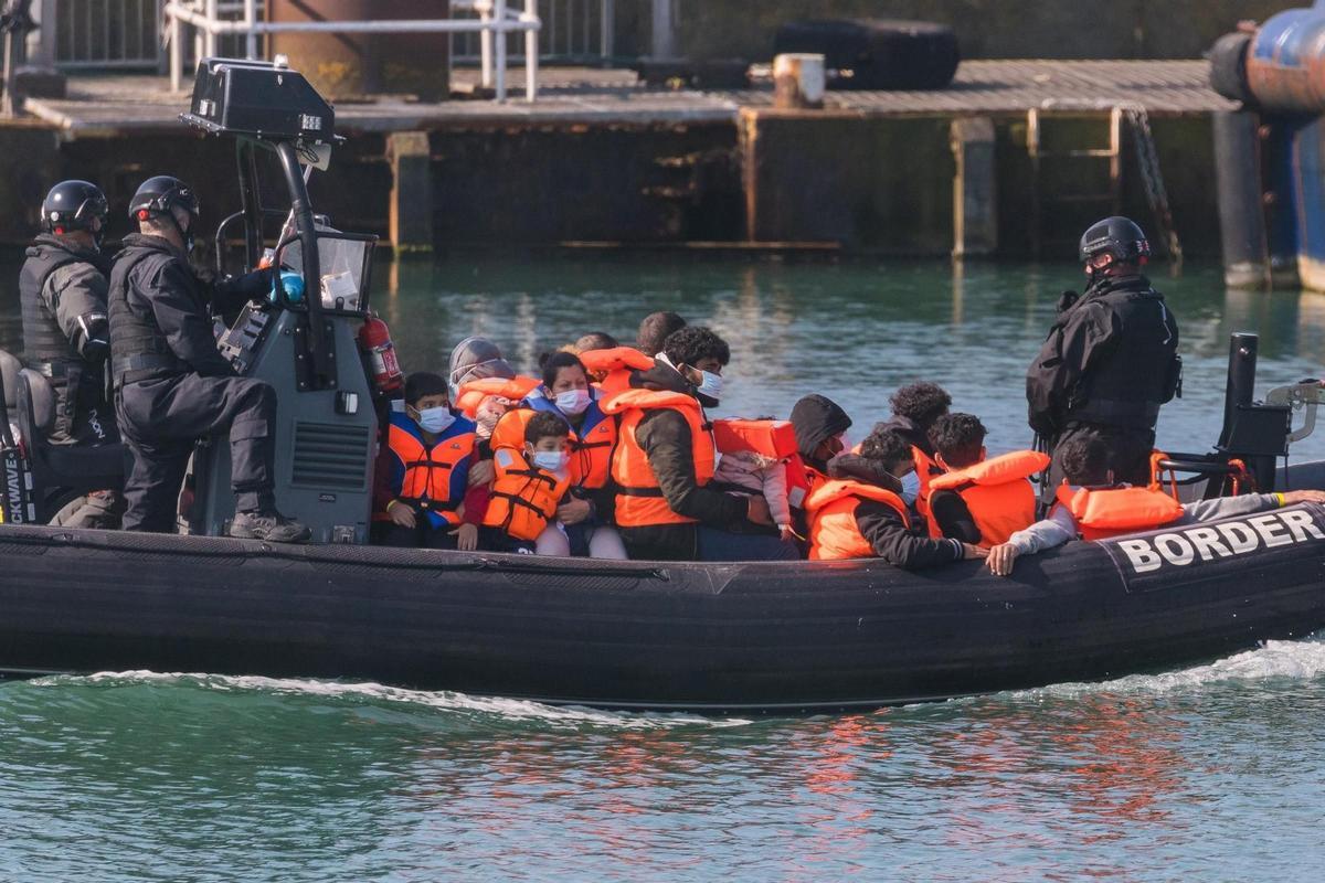 Un trágico naufragio deja 27 personas muertas en el canal de la Mancha.