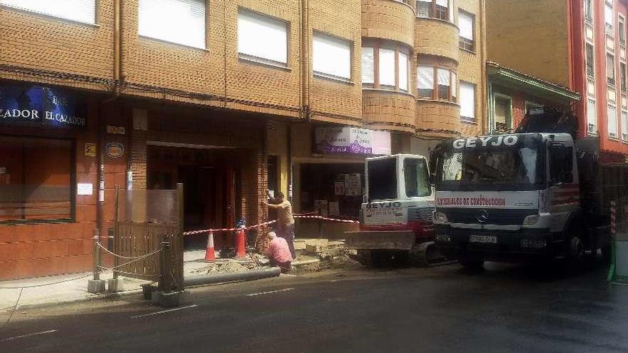 Dos operarios trabajan en la zona donde se produjo la rotura, en Sama.