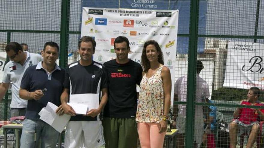 De izq. a dcha, Álvaro Cabrera, Manolo Pérez, David Suárez y Marta Marrero, en la entrega de trofeos y premios. | lp/dlp