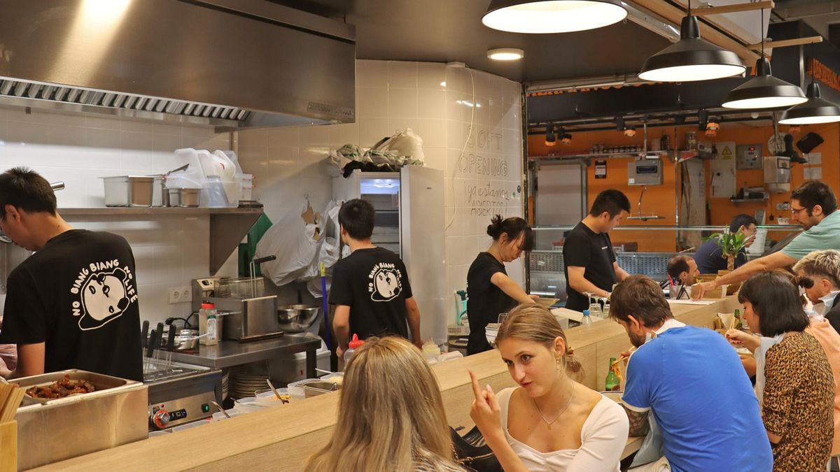 El dinamismo en la cocina se junta con el agetreo jocial de los comensales