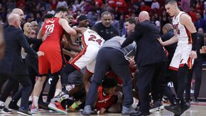 Both bench clear for a brawl after Houston Rockets forward Amen Thompson threw Miami Heat guard Tyler Herro to the court, resulting in multiple ejections for both teams in the final minute of play during the second half of an NBA basketball game Sunday, Dec. 29, 2024, in Houston. (AP Photo/Michael Wyke) Associated Press/LaPresse. EDITORIAL USE ONLY/ONLY ITALY AND SPAIN
