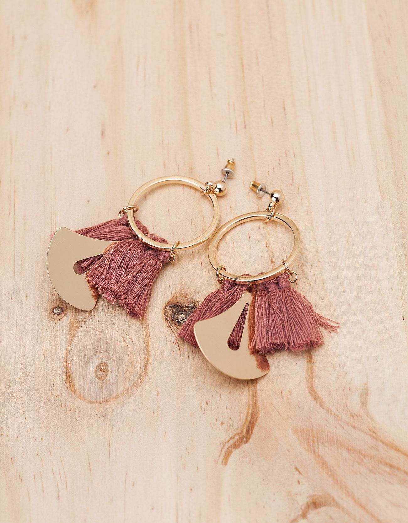 Pendientes de borlas Bershka (5,99€)