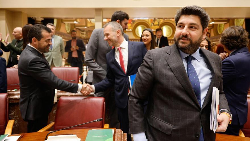 Fernando López Miras, en la Asamblea, con Rubén Martínez Alpañez y Joaquín Segado estrechando su mano a sus espaldas.
