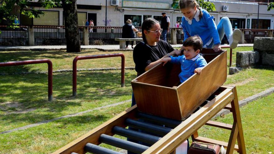 Unos niños disfrutan de los juegos tradicionales en A Xunqueira. | // IÑAKI ABELLA