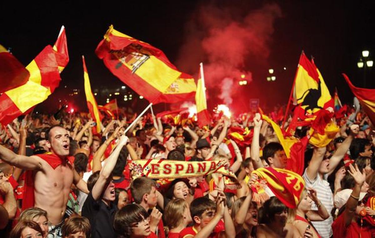 Els aficionats celebren a Barcelona la victòria de la selecció espanyola al Mundial.