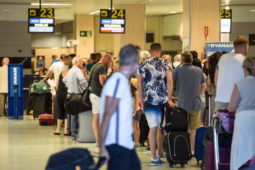 Largas colas para pasar el control de seguridad del aeropuerto de Ibiza