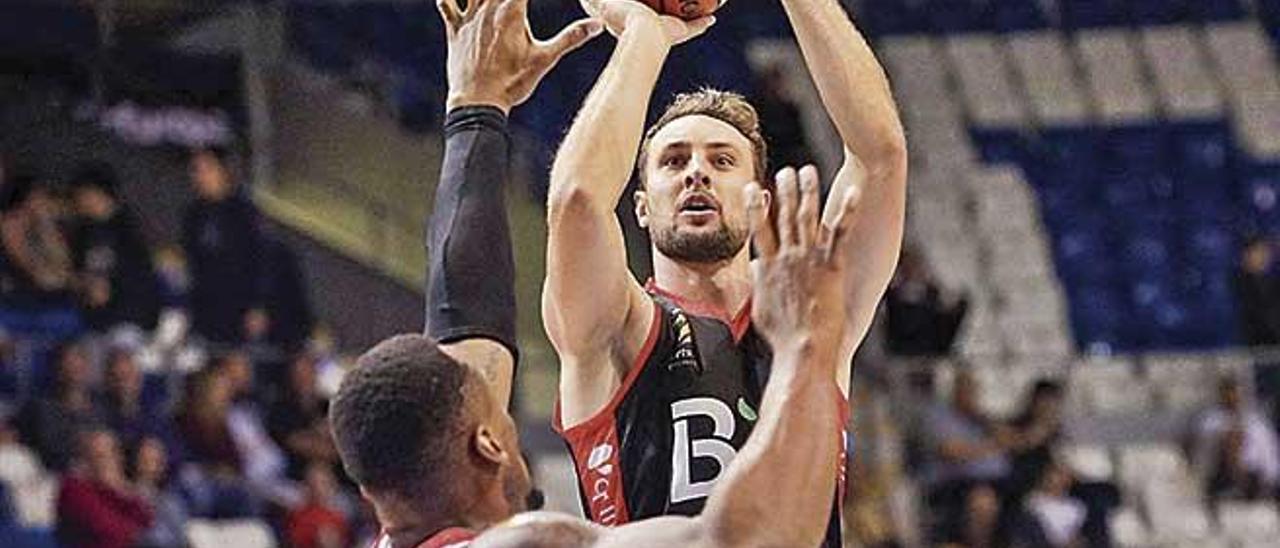 Löfberg lanza a canasta en el partido contra el Granada en el Palau de Son Moix.