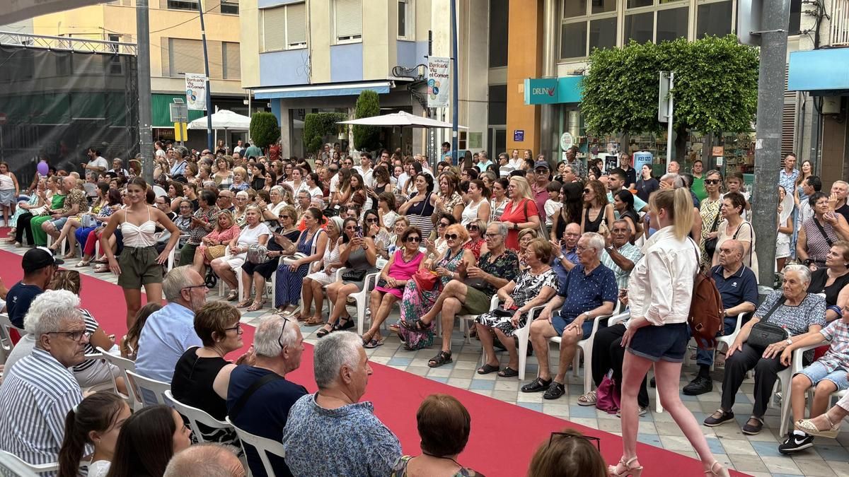 El desfile en la plaza del Mercado contó con la asistencia de numeroso público durante “Benicarló Viu el Comerç”