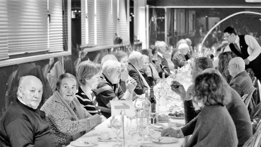 Un momento de la comida en homenaje a los pescadores jubilados, ayer, en Santolaya.