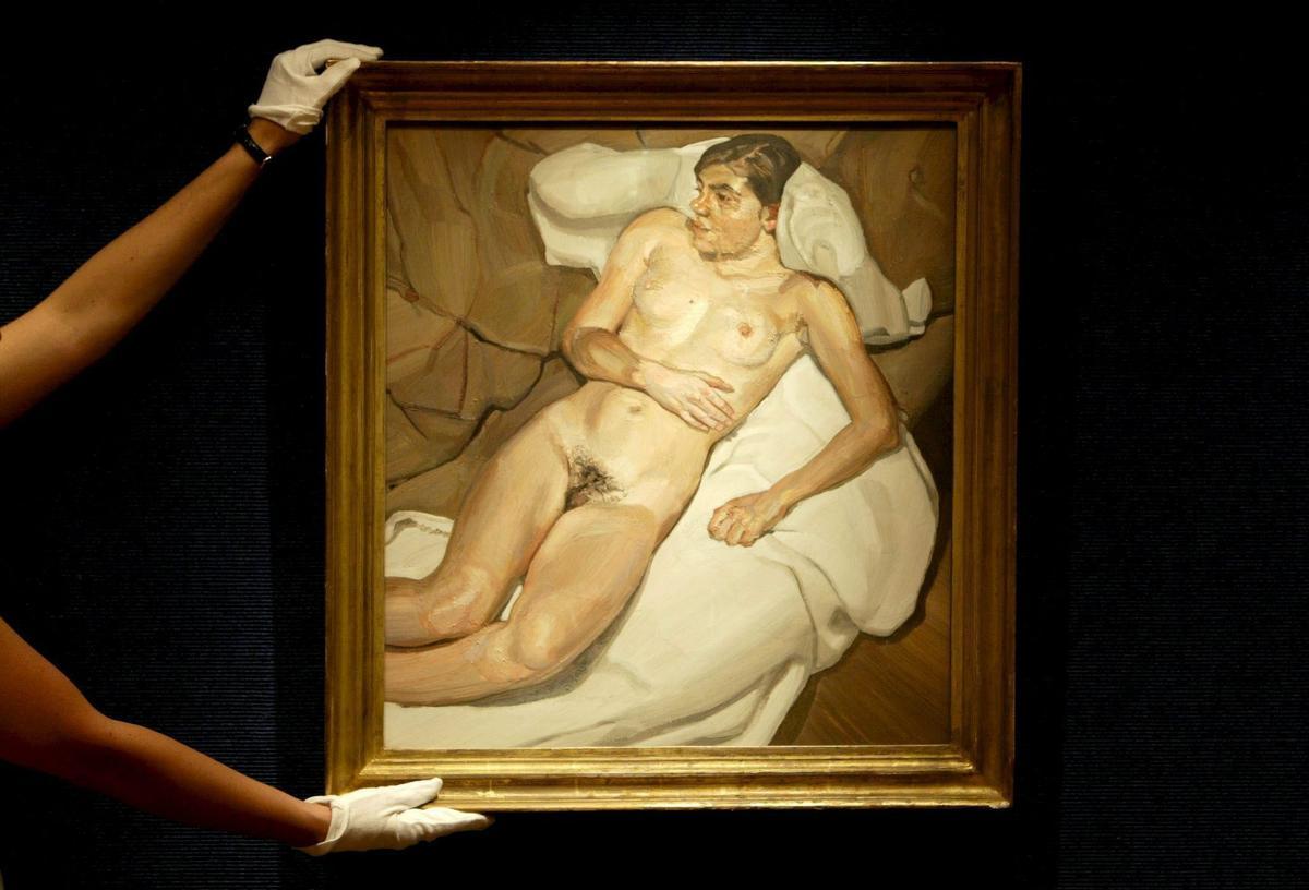 Un empleado de una casa de subastas muestra el cuadro de Lucian Freud 'Bella', en el que el pintor británico retrató a su hija Bella Freud.
