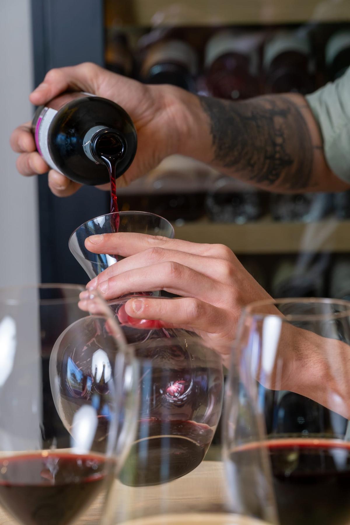 Finca la Desa y restaurante Tupío aglutinan la bodega más amplia de la región de vinos generosos del marco andaluz.