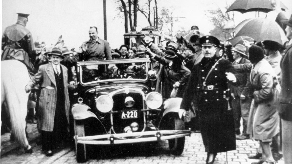 Hans Frank (de pie en el coche), llegando a Viena en mayo de 1933.