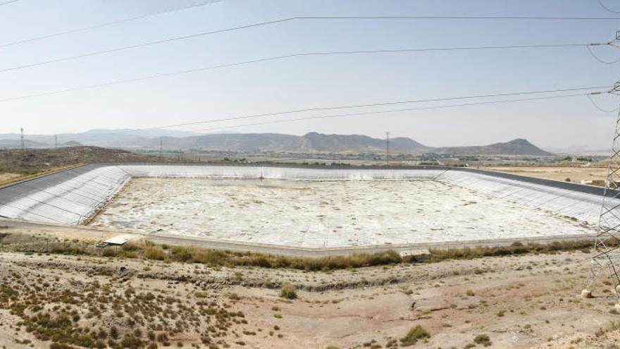 Embalse de San Diego en Villena. Costó 30 millones de euros y nunca se ha utilizado