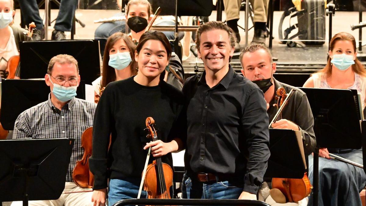 El maestro José María Moreno junto a la violinista Esther Yoo en el ensayo general de la orquesta para el concierto de esta noche.