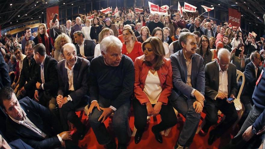 Susana Díaz junto a Felipe González, Alfredo Pérez Rubalcaba, José Luis Rodríguez Zapatero y Alfonso Guerra.