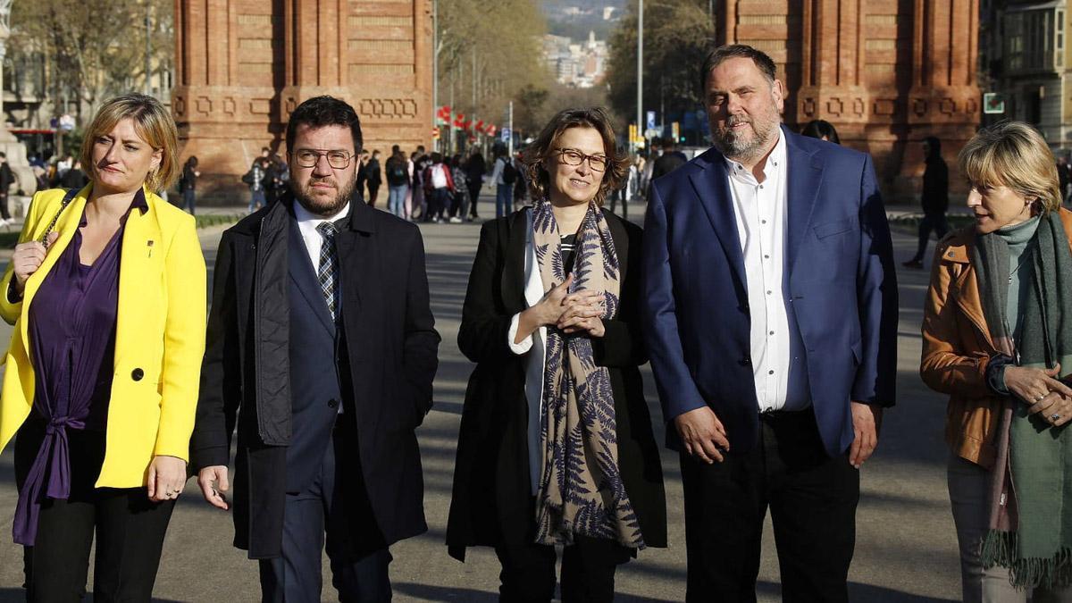 Meritxell Serret, en el centro, camino del Tribunal Superior de Justícia de Catalunya