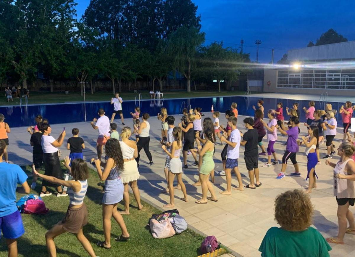 Unes cent vint persones participen en la masterclass de zumba  a la piscina de Vilanova del Camí