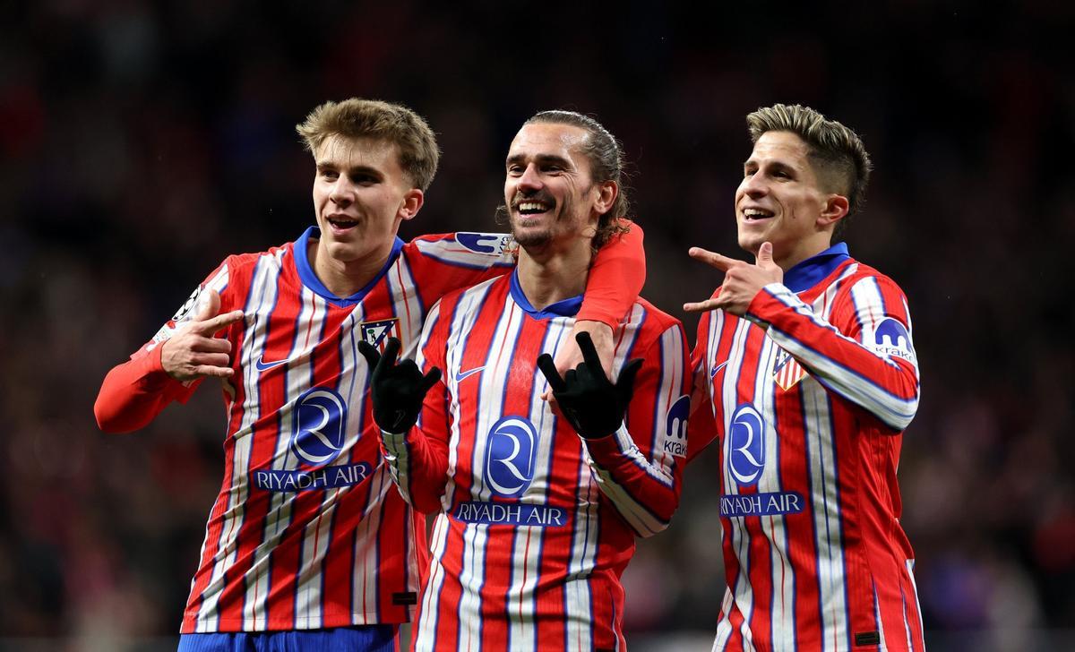 Griezmann celebrando uno de sus goles frente al Slovan Bratislava junto con Giuliano  y Barrios