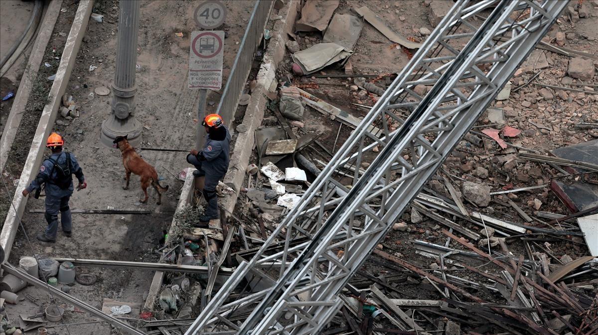 lainz43142870 rescue workers along with sniffer dogs search for victims in180501152932