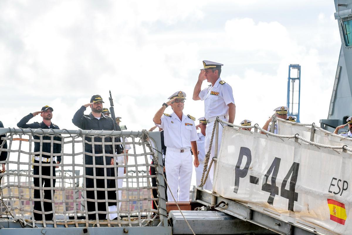El comandante del Mando Naval de Canarias José Lago Ochoa sube al barco para despedir a los marineros.
