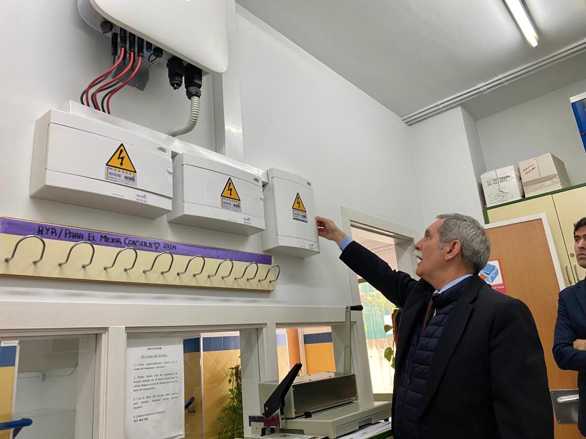 El alcalde de Nueva Carteya visita los centros educativos para comprobar los nuevos sistemas de bioclimatización.