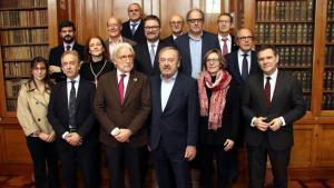 Membres de la nova Comissió per a la Garantia duna Mobilitat Quotidiana Fiable i Eficient a Catalunya, entre els quals destaquen el president de Foment, Josep Sánchez Llibre, i el president del RACC, Josep Mateu