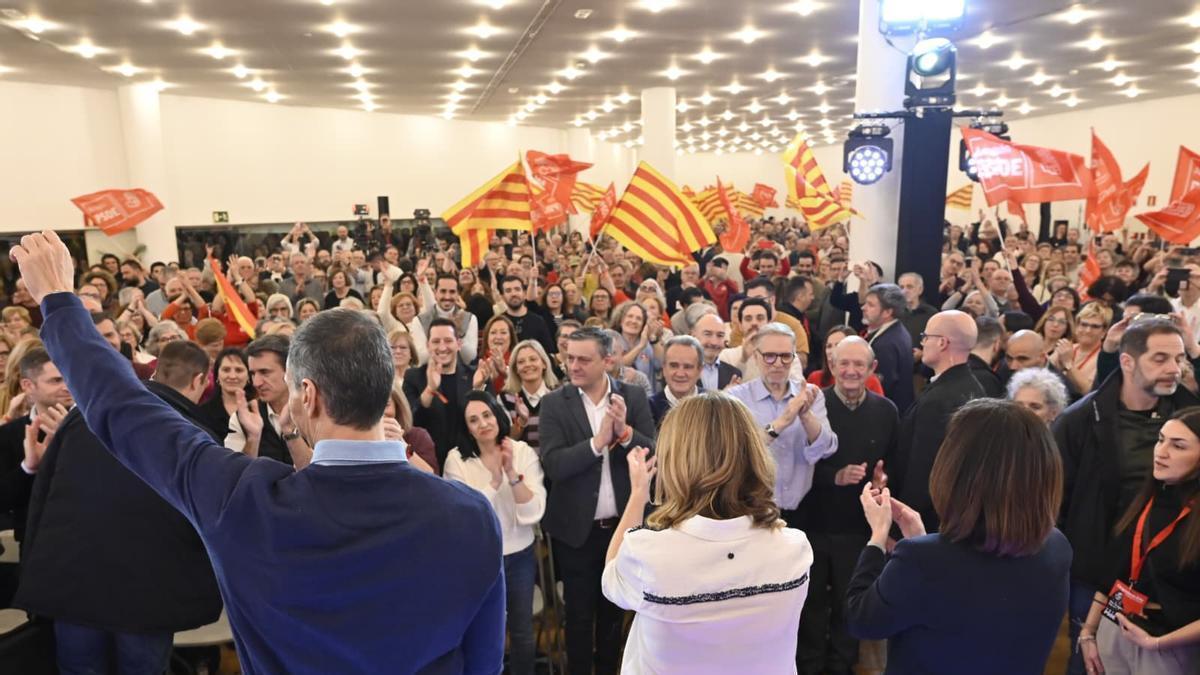 ELECCIONES EN ARAGÓN | El PSOE cierra la campaña con desborde: más de 300 personas se quedan fuera en el mitin de Pedro Sánchez y Pilar Alegría