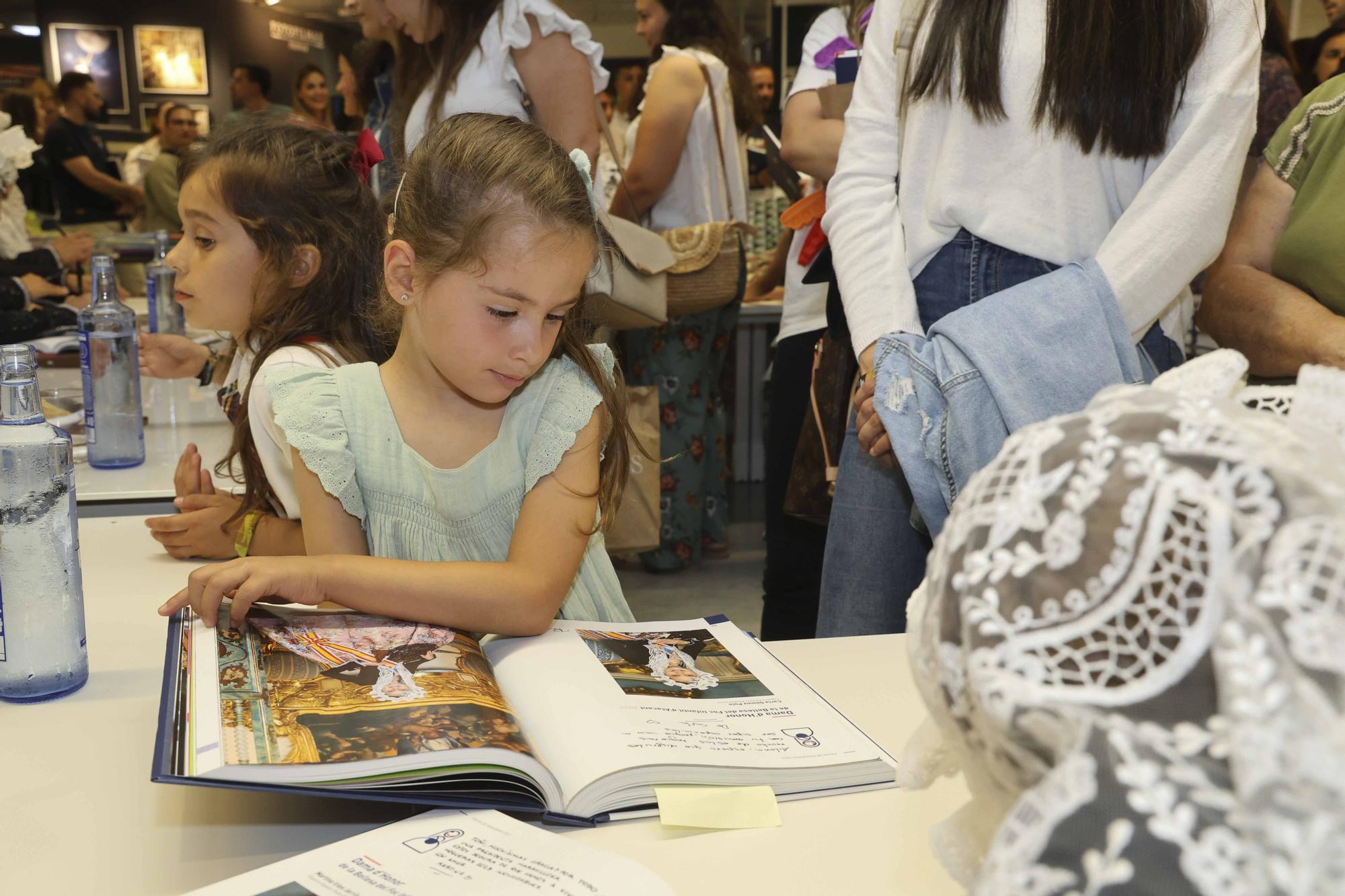 Les Belleas del Foc y sus Damas de Honor firman el Festa de Fogueres en El Corte Inglés