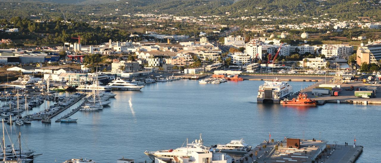 Imagen parcial del puerto de Ibiza. César Navarro