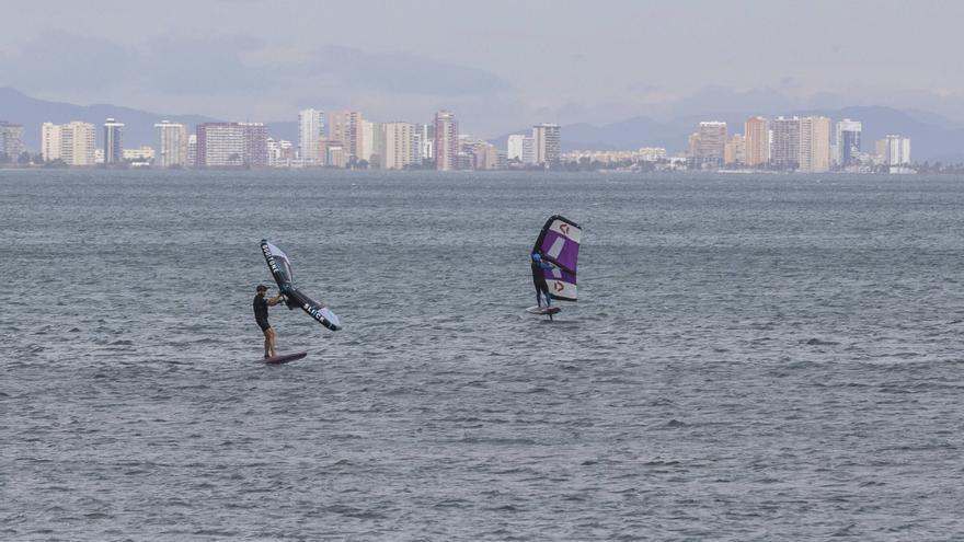 El fuerte poniente baja la temperatura del mar tres grados en 24 horas