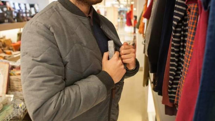 A la izquierda, una imagen en el interior de un probador de una tienda de ropa mientras se manipula la alarma de una camisa y, a la derecha, una recreación de una escena de hurto.