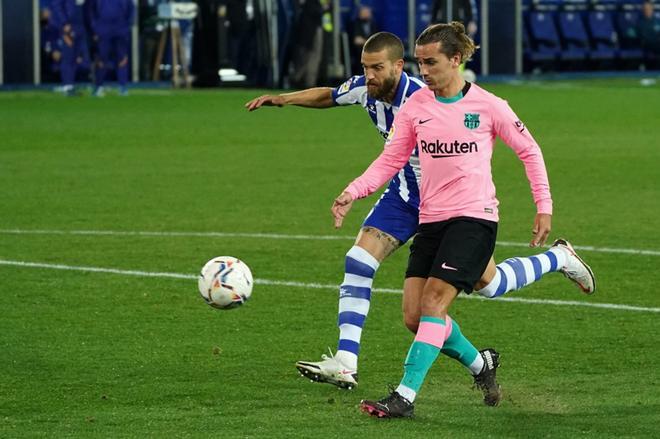 Imágenes del partido entre el Alavés y el FC Barcelona correspondiente a la jornada de LaLiga, disputado en el estadio Mendizorrotza de Vitoria.