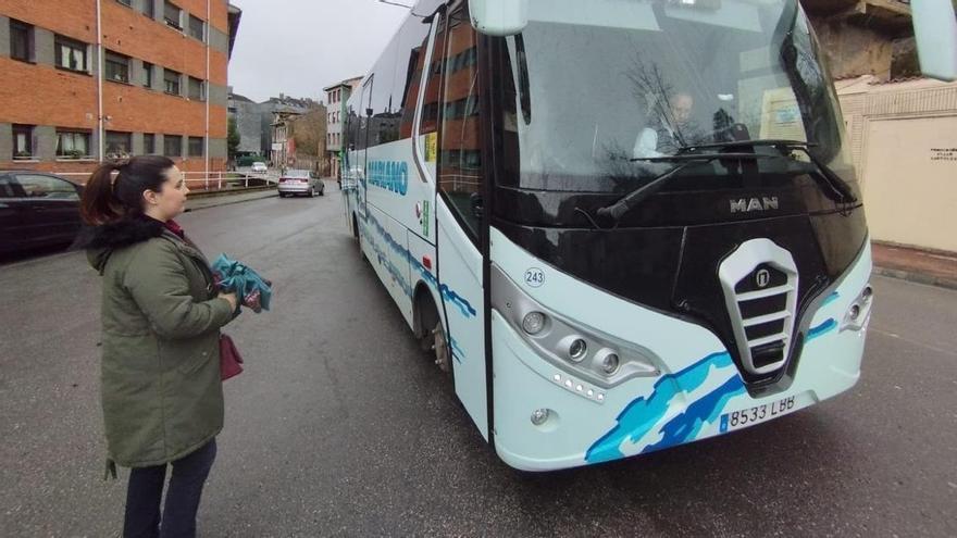 &quot;Un poco caótico&quot; y con escasa información para los viajeros: así está siendo el primer día del corte de Feve en el Nalón