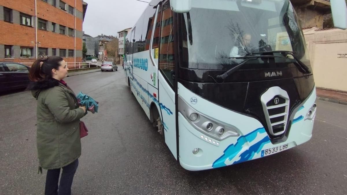 Lorena Laria espera para subirse al autobús.