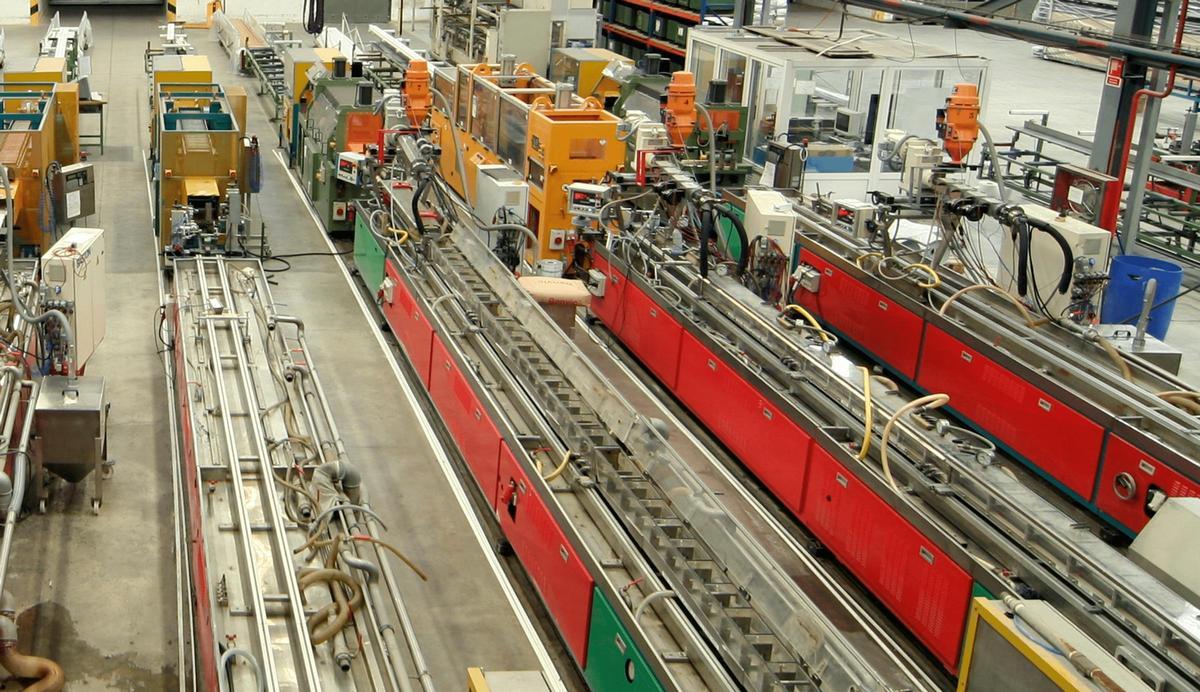Interior de la fábrica de VEKA en Burgos