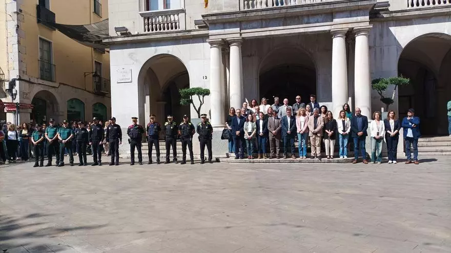 VÍDEO | Minut de silenci pel crim masclista de Figueres