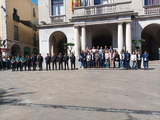 Figueres condena el crimen machista con un minuto de silencio y el Ayuntamiento se presentará como acusación popular