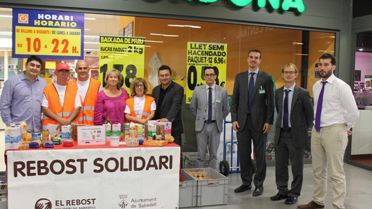 El alcalde de Sabadell, Joan Carles Sánchez, visita los puntos de recogida de la Despensa Solidaria