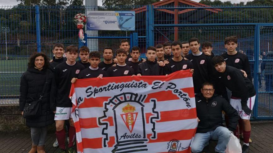 La peña sportinguista El Portón y el equipo Siderúrgico, de Avilés, en La Toba. | El Portón