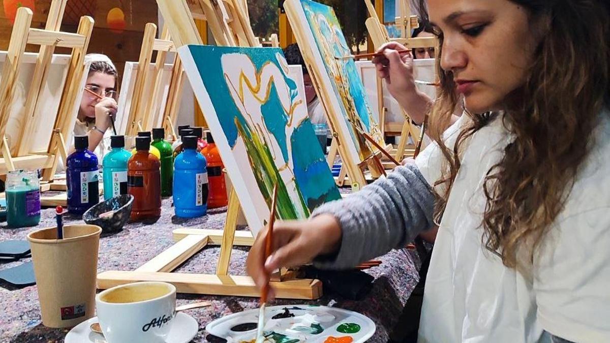 Este es el "planazo" de Sevilla para los amantes de la pintura y el buen café: puedes hacer tus propias creaciones con los mejores dulces