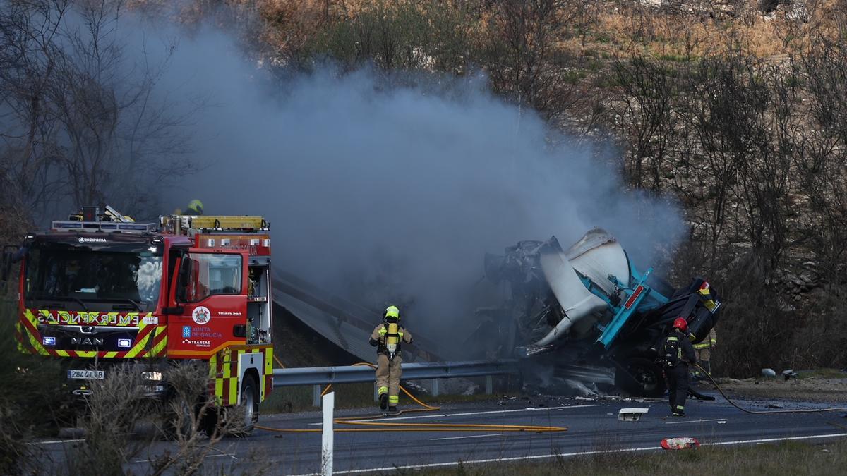 Vuelca y arde un camión con polietileno en A Cañiza.