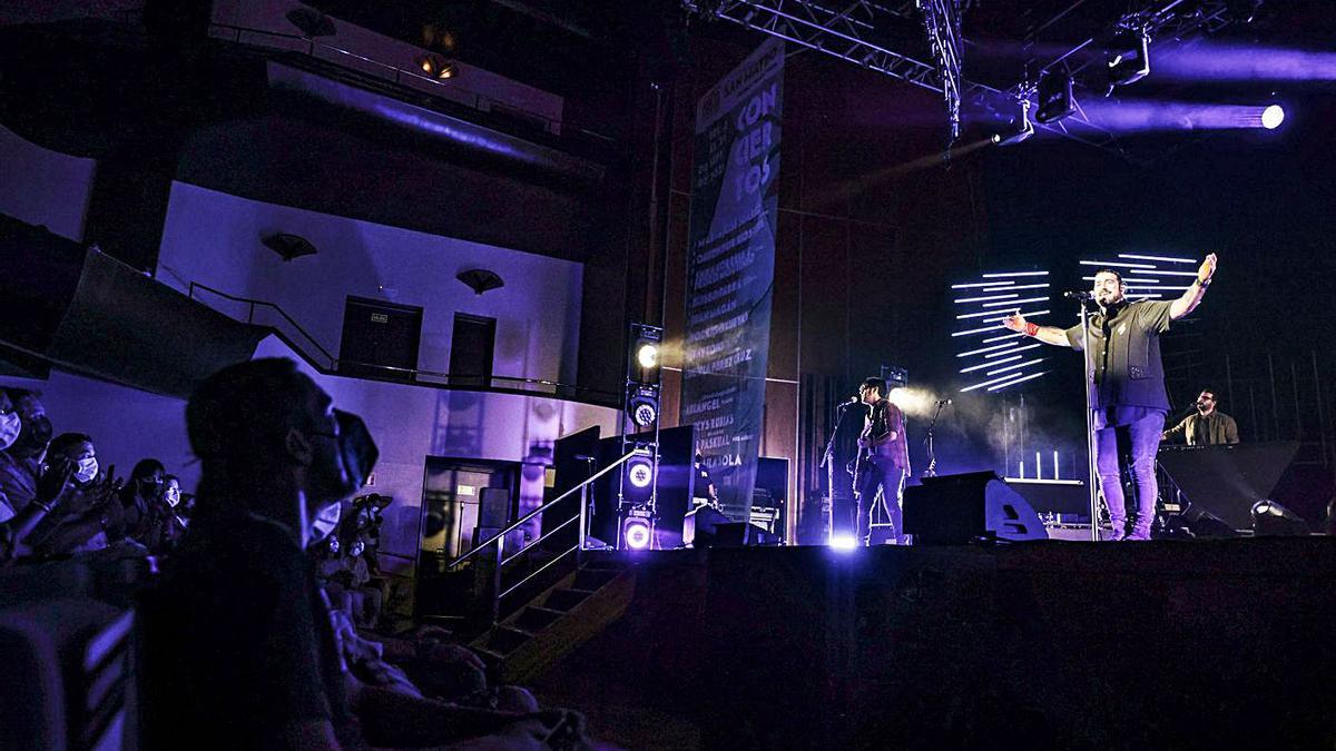 El público sigue el concierto de Antonio Orozco, ayer, en el Auditorio. | Irma Collín