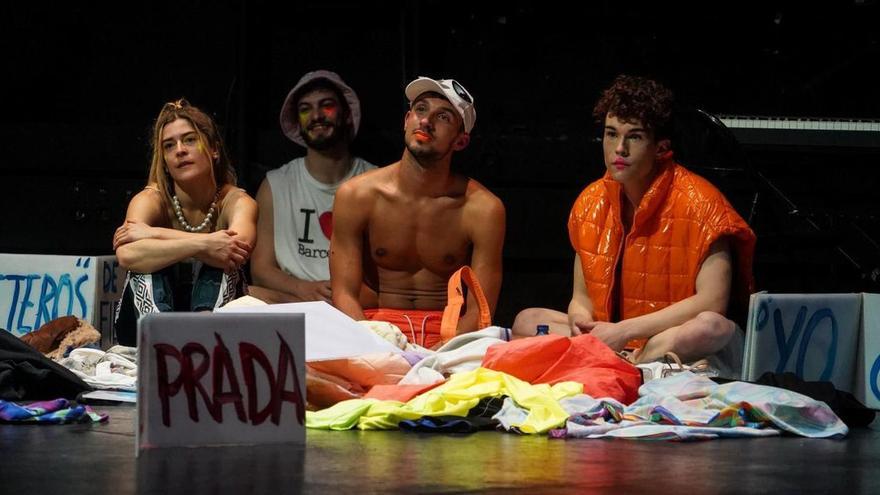 La pieza &#039;Cyberexorcisme&#039; exhibe cuerpos y danzas de internet en el Teatre Principal de Palma