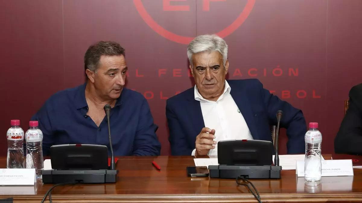 Salvador Gomar, presidente de la Federación Valenciana de Fútbol, junto a Pedro Rocha.