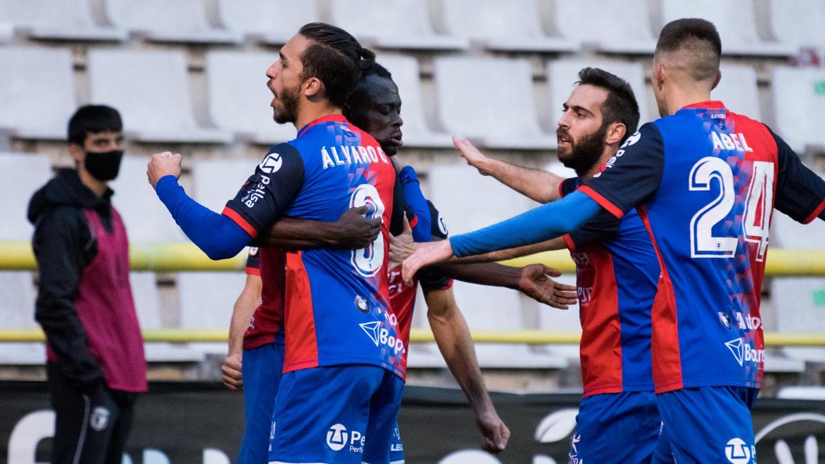 Los jugadores del Langreo celebran un gol frente al Burgo