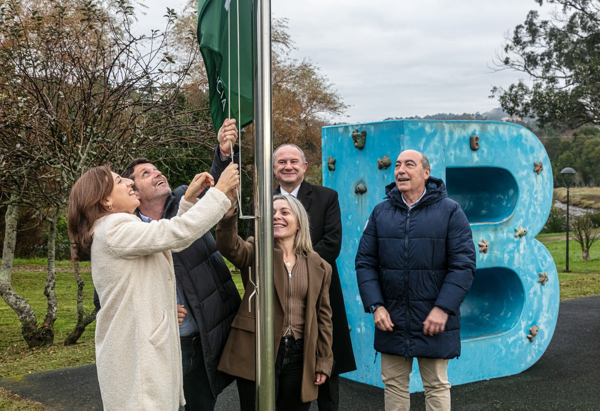 Vázquez e Romero izando a Bandeira Verde en Boiro.