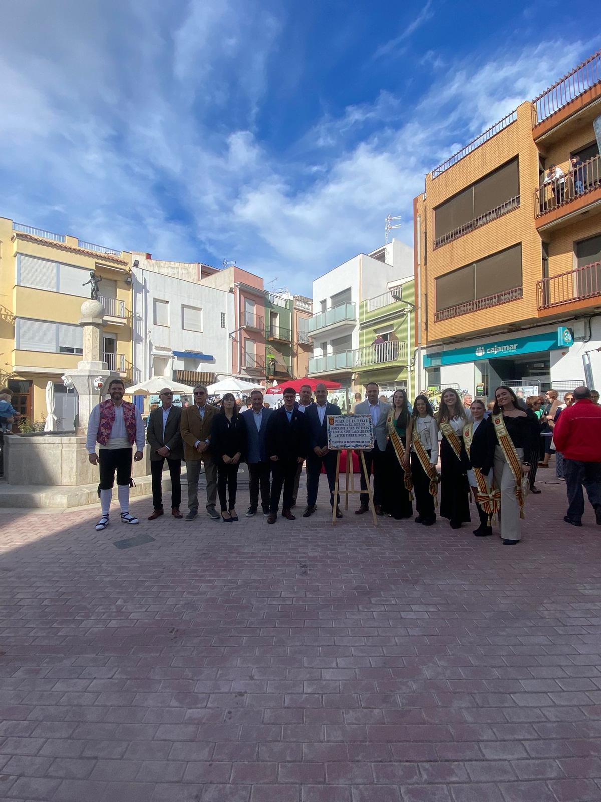Momento en el que descubrieron la placa que recordará para siempre la nueva plaza.