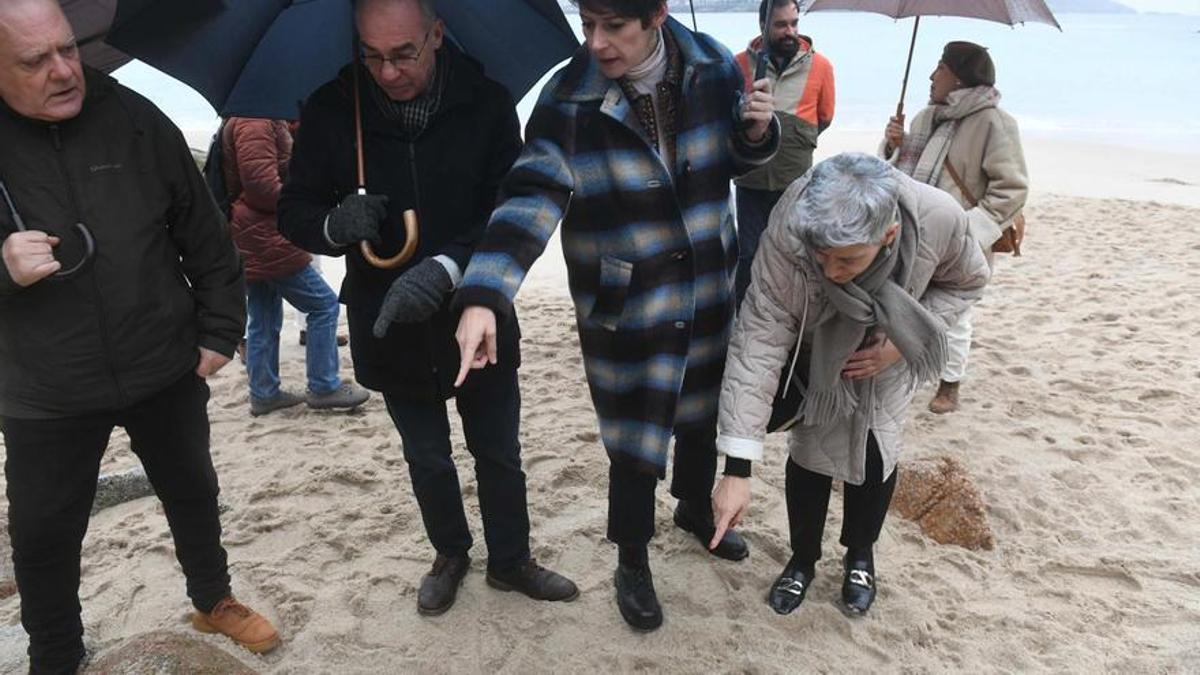 Ana Pontón visita la playa del Matadero, afectada por el vertido de 'pellets'.