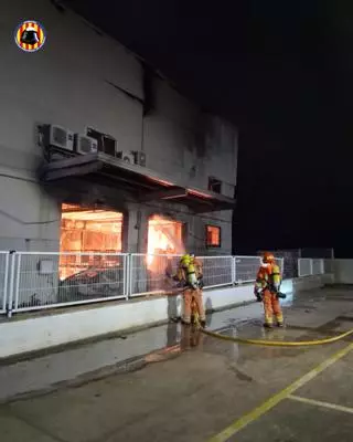 Un gran incendio en el polígono de Nàquera obliga a intervenir a cinco dotaciones de Bomberos