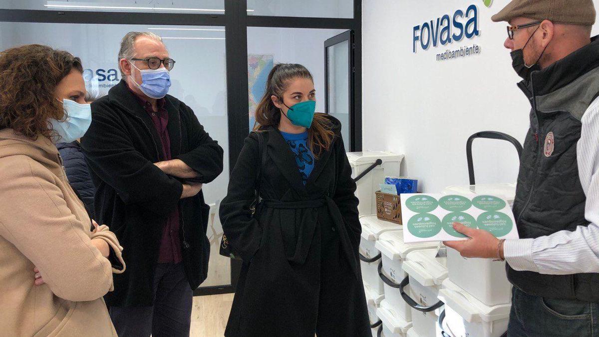 El alcalde y la consellera han visitado las oficinas de la empresa que realiza el &quot;puerta a puerta&quot;